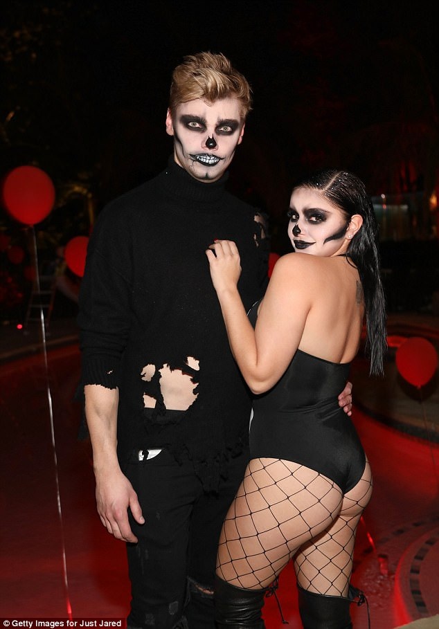 Sao tưng bừng đón lễ Halloween - 3
Diễn viên Ariel Winter, 19 tuổi tiếp tục ăn vận gợi cảm bất chấp mọi chỉ trích