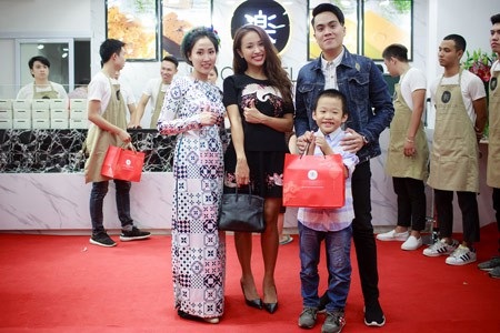 Vân Hugo đưa con trai đi tiệc - 3
Nữ MC xinh đẹp từng gây xúc động khi chia sẻ con trai bị sang chấn tâm lý sau khi bố mẹ ly dị