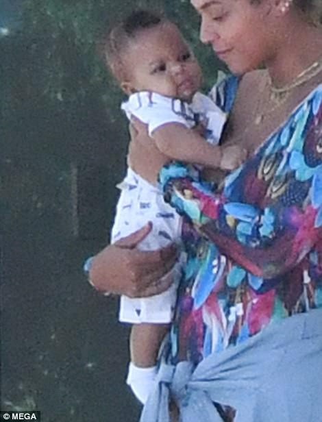 Beyonce lần đầu khoe 2 con sinh đôi - 1
Beyonce bế con trai nhỏ Sir trong kỳ nghỉ tại Miami ngày 11/11 vừa qua