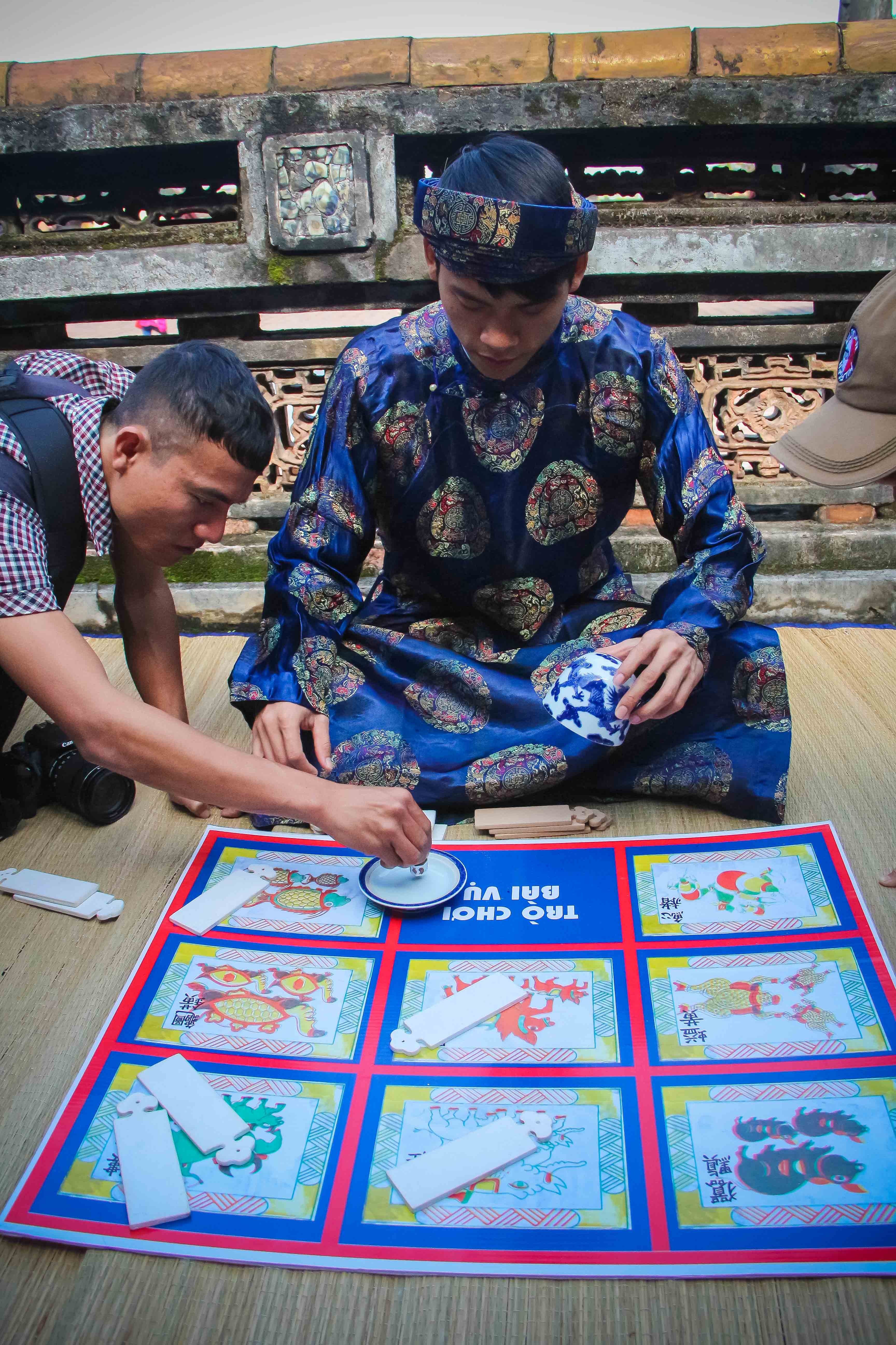 Người dân nô nức chơi Tết tại Hoàng cung Huế - 10 Trò chơi Bài vụ cũng thu hút nhiều người chơi. “Bài vụ” là tên gọi cổ xưa của trò Bầu cua tôm cá ngày nay