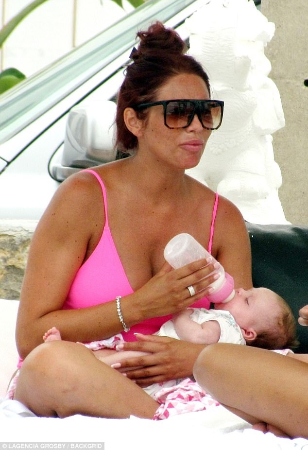 Amy Childs diện áo tắm sau khi sinh con 3 tháng - 1
Amy Childs đưa con gái 3 tháng tuổi đi nghỉ mát tại Ibiza ngày 20/7 vừa qua