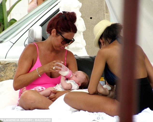 Amy Childs diện áo tắm sau khi sinh con 3 tháng - 2
Người đẹp 9X thư giãn bên bạn bè và con gái nhỏ