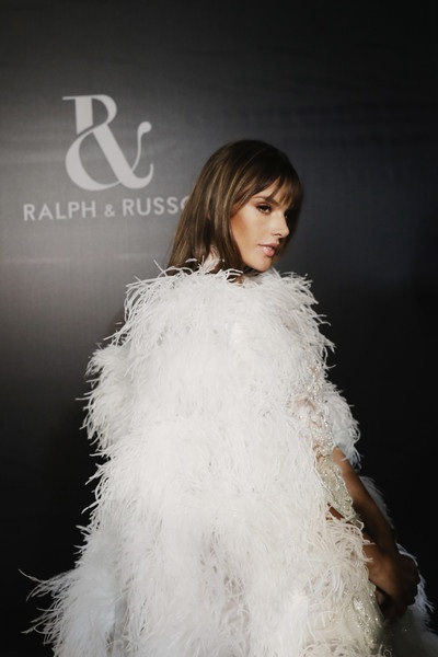 Alessandra Ambrosio rạng ngời tại tuần lễ thời trang Paris - 2
Siêu mẫu sắp 36 tuổi diện thiết kế sang trọng và kiêu kỳ của nhãn hiệu này