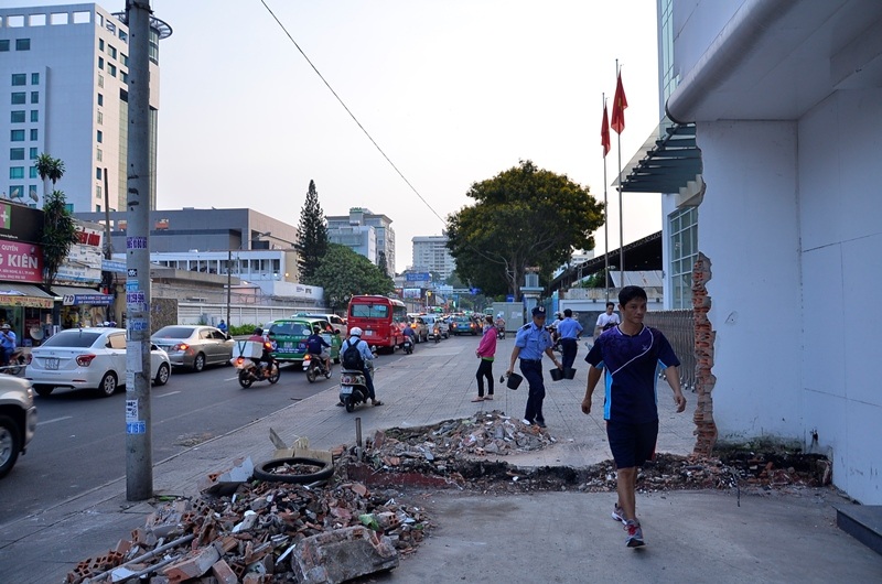 Ông Đoàn Ngọc Hải như cơn lốc “cuốn phăng” mọi vật cản trên vỉa hè! - 10 Ông Đoàn Ngọc Hải như cơn lốc “cuốn phăng” mọi vật cản trên vỉa hè! - 10