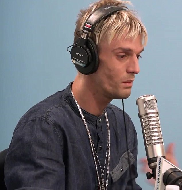 Aaron Carter khóc khi trả lời phỏng vấn - 2
Em trai Nick Carter trông già nua và bệ rạc sau khi dính hàng loạt tin đồn về việc dùng chất gây nghiện