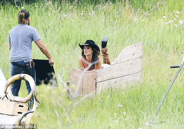 Alessandra Ambrosio cởi áo khoe thân - 2
Siêu mẫu 2 con khoe thân hình thanh mảnh và săn chắc nhờ chăm chỉ tập gym