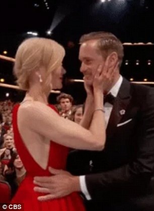 Nicole Kidman hôn bạn diễn trước mặt chồng - 2
Nicole Kidman và Alexander Skarsgard vào vai 1 cặp vợ chồng trong phim Big Little Lies