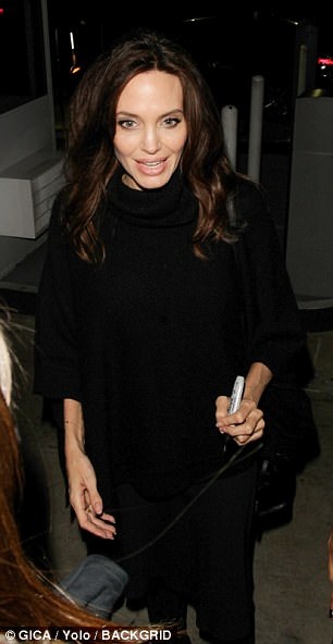 Angelina Jolie tất bật đi quảng bá phim - 2
Angelina Jolie đã chính thức quay lại với guồng quay của công việc sau nhiều tháng ẩn mình sau vụ ly dị Brad Pitt