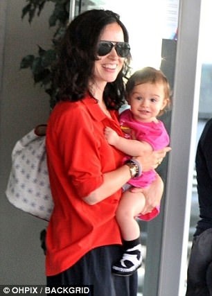 
Vợ của ông - Sally, 39 tuổi bế cô con gái thứ 2 của họ. Cặp đôi hạnh phúc đi cùng trên chuyến bay tới Tây Ban Nha ngày 25/9
