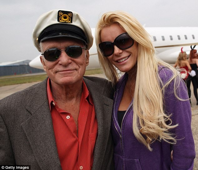 Vợ trẻ của Hugh Hefner lần đầu lên tiếng sau cái chết của chồng - 2
Người mẫu Crystal Harris - người vợ thứ 3 của ngài Hugh giữ im lặng sau cái chết của chồng cho tới ngày 2/10 vừa qua cô mới nhận lời trả lời phỏng vấn tạp chí People