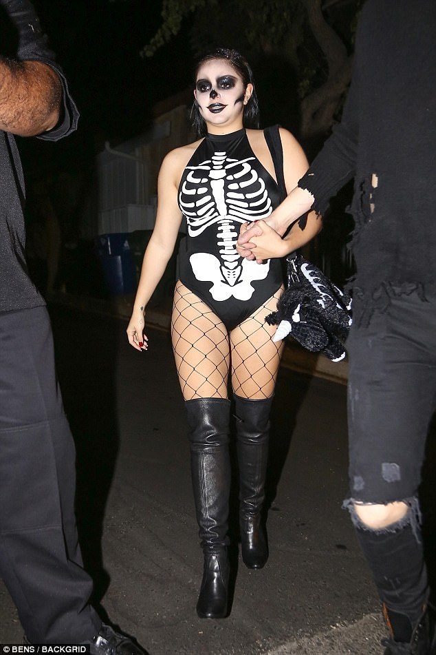 Sao tưng bừng đón lễ Halloween - 4
Nữ diễn viên tuổi teen tưng bừng đi tiệc cùng bạn bè