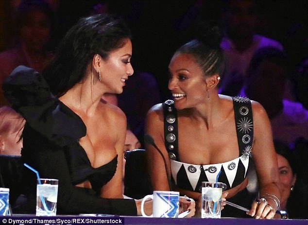 Nicole Scherzinger mặc hở bạo trên truyền hình - 2
Ca sỹ người Mỹ là giám khảo được yêu thích của chương trình ăn khách này
