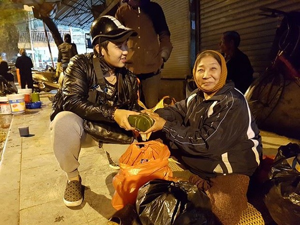 Tặng bánh chưng, giò chả cho người vô gia cư ở chợ Đồng Xuân.