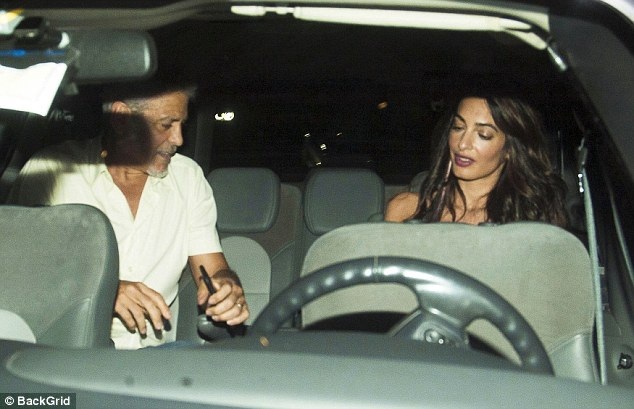 Vợ George Clooney thon thả tái xuất sau khi sinh con - 3
Sinh con mới được 2 tháng nhưng nữ luật sư Amal Alamuddin đã nhanh chóng lấy lại vóc dáng thanh mảnh