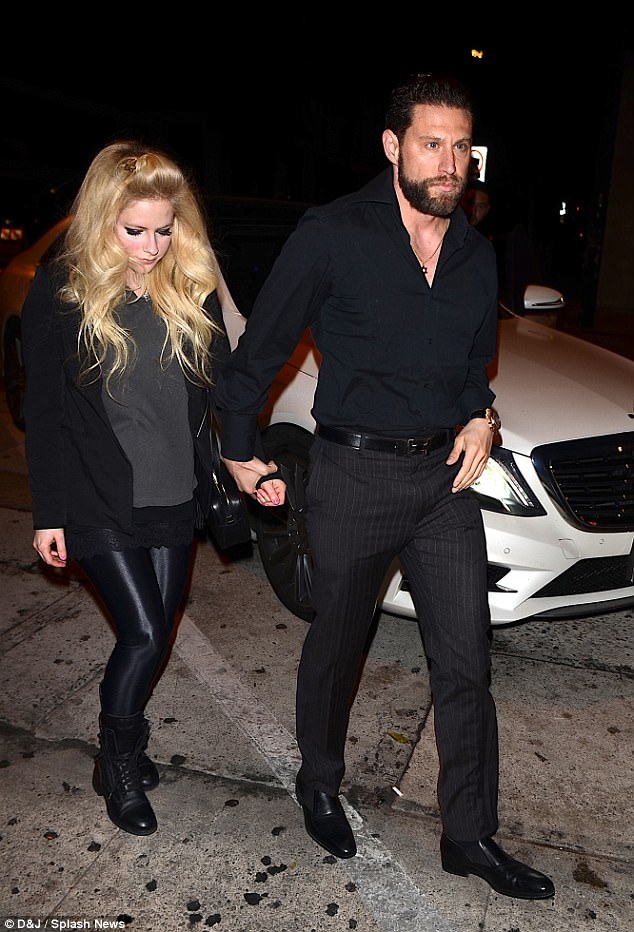 Avril Lavigne lại có bạn trai mới - 3
Bạn bè tiết lộ, Avril Lavignevà J.R. Rotem nảy sinh tình cảm sau 1 thời gian làm việc cùng nhau