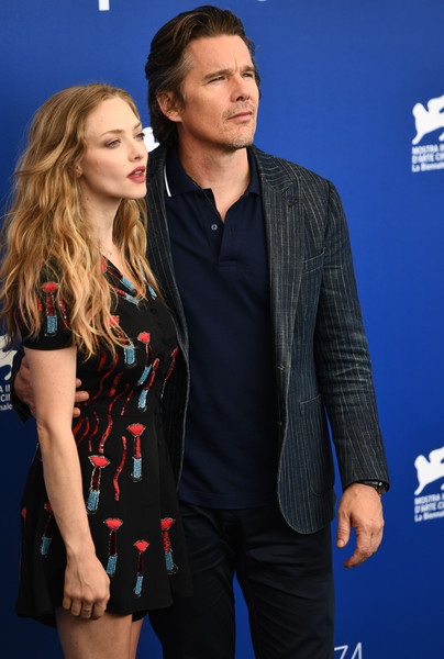 Amanda Seyfried gây kinh ngạc với dáng thon sau 5 tháng sinh nở - 3
Amanda Seyfried và đồng nghiệp Ethan Hawke