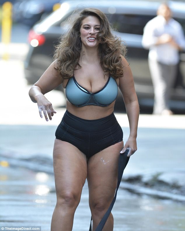Người mẫu ngoại cỡ tự tin diện trang phục mát mẻ trên phố - 3
Ashley Graham là người mẫu béo hiếm hoi nổi tiếng tại Mỹ