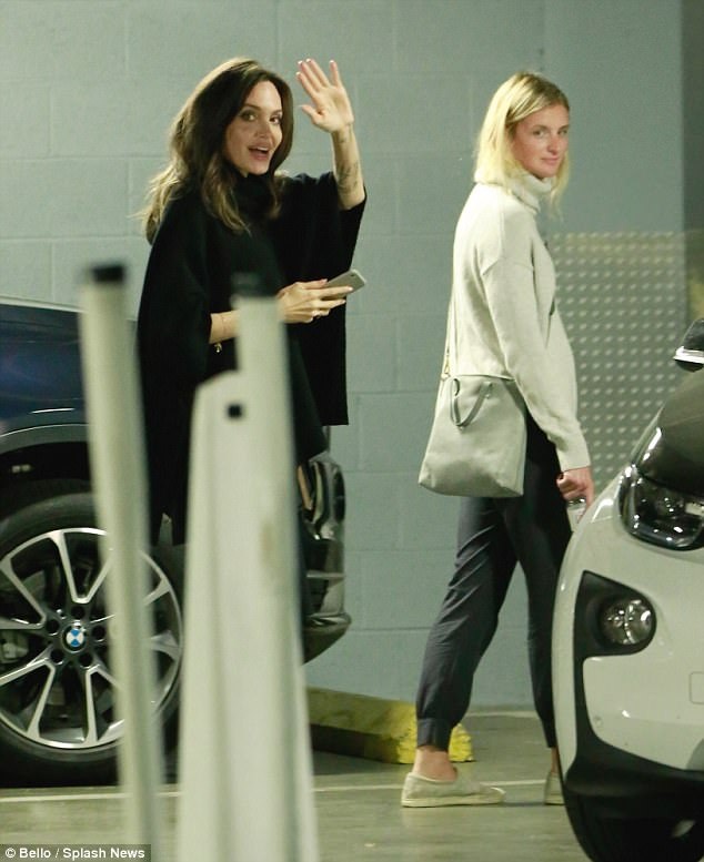 Angelina Jolie tất bật đi quảng bá phim - 3
Cô liên tục có các buổi quảng bá phim mới mà cô làm đạo diễn trong thời gian này