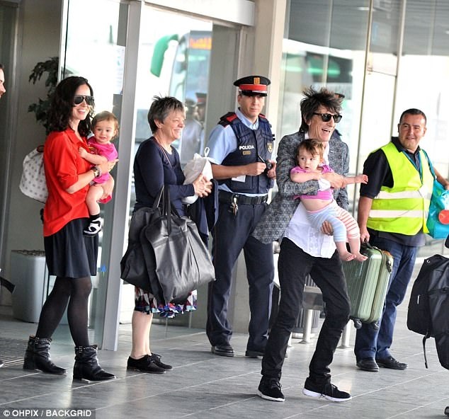 
Thành viên nhóm The Rolling Stones đưa người vợ thứ 4 kém ông 31 tuổi đi cùng trong chuyến đi biểu diễn này và ông rất vui vẻ khi tiếp xúc phóng viên
