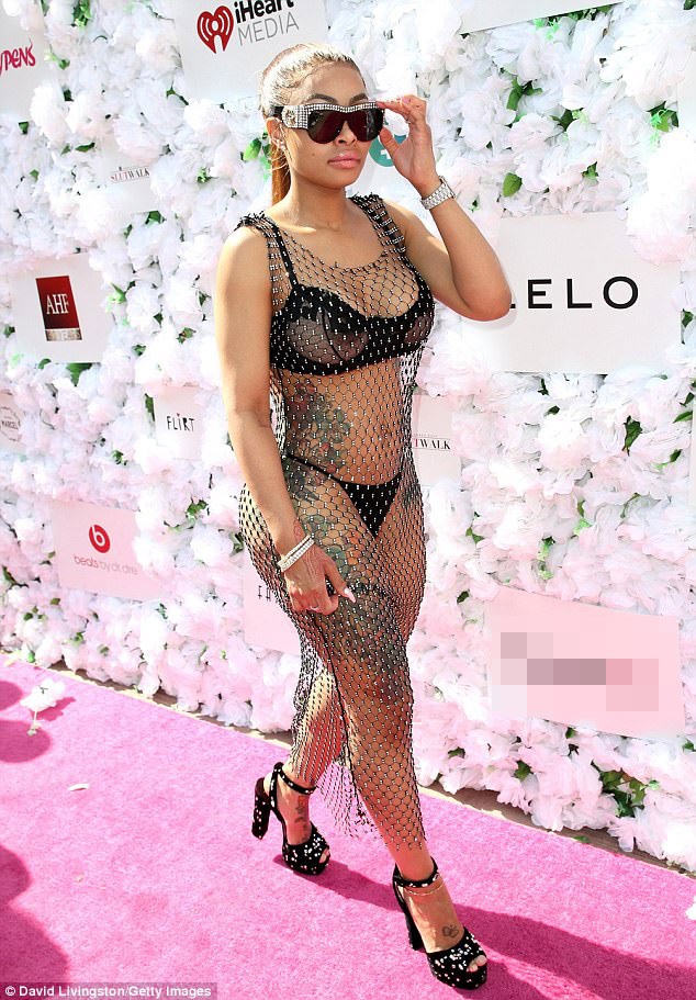 Vũ nữ thoát y gây choáng với váy lưới - 1
Vũ nữ thoát y Blac Chyna diện trang phục khoe thân dự sự kiện tại Los Angeles ngày 1/10
