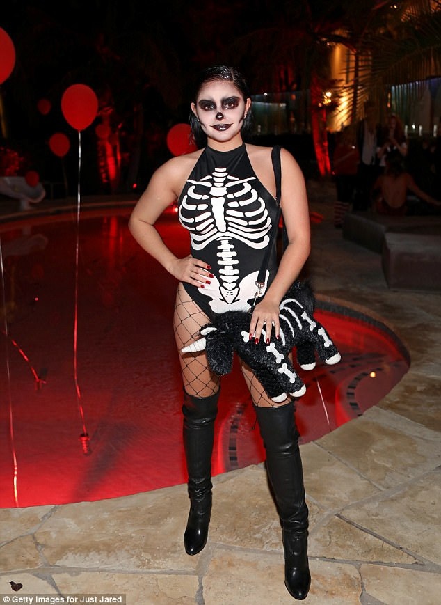 Sao tưng bừng đón lễ Halloween - 5
Người đẹp hóa trang rất ấn tượng