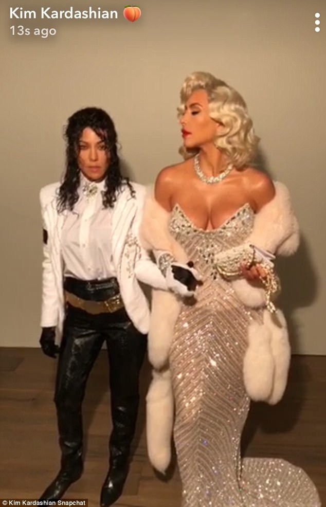 Trang phục hóa trang ấn tượng của sao - 9
Kim Kardashian và chị gái Kourtney hóa thân thành Madonna và Michael Jackson
