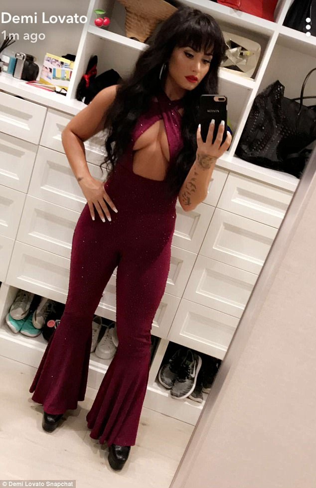 Trang phục hóa trang ấn tượng của sao - 5
Demi Lovato hóa thân thành ca sỹ Selena Quintanilla