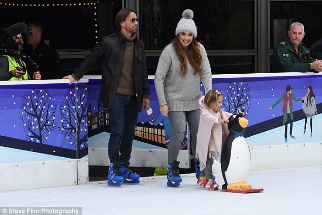 Con gái tỷ phú F1 hạnh phúc bên chồng con - 3
Những hình ảnh mới của Tamara Ecclestone và chồng Jay Rutland đã xóa tan tin đồn hôn nhân rạn nứt bủa vây họ nhiều ngày qua