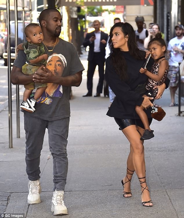 Kim Kardashian thất vọng về kế hoạch của người mang thai hộ - 3
Vợ chồng cô Kim không thích quyết định này của người mang thai hộ vì sợ có thể bị lỡ thời gian không đến kịp khicon của họ chuẩn bị chào đời