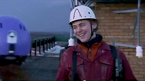 Khó nhận ra các tài tử Hollywood khi chưa nổi tiếng - 1
Tom Hiddleston trong phim Casualty năm 2007, khó mà nhận ra đây là Loki của siêu phẩm Thần Sấm
