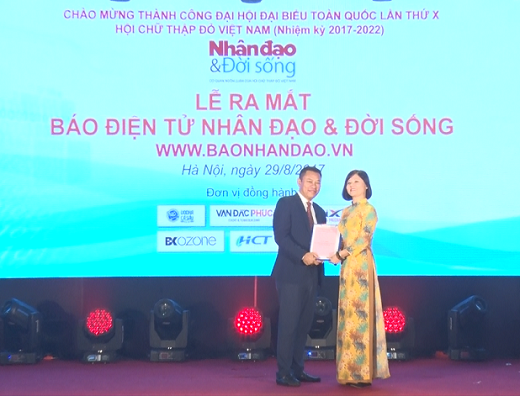 Báo điện tử Nhân đạo và Đời sống chính thức ra mắt - 1
Bà Trần Thị Hồng An - Phó Chủ tịch Hội CTĐ Việt Nam trao quyết định bổ nhiệm Tổng biên tập báo điện tử Nhân đạo & Đời sống cho Nhà báo Đinh Bá Tuấn.