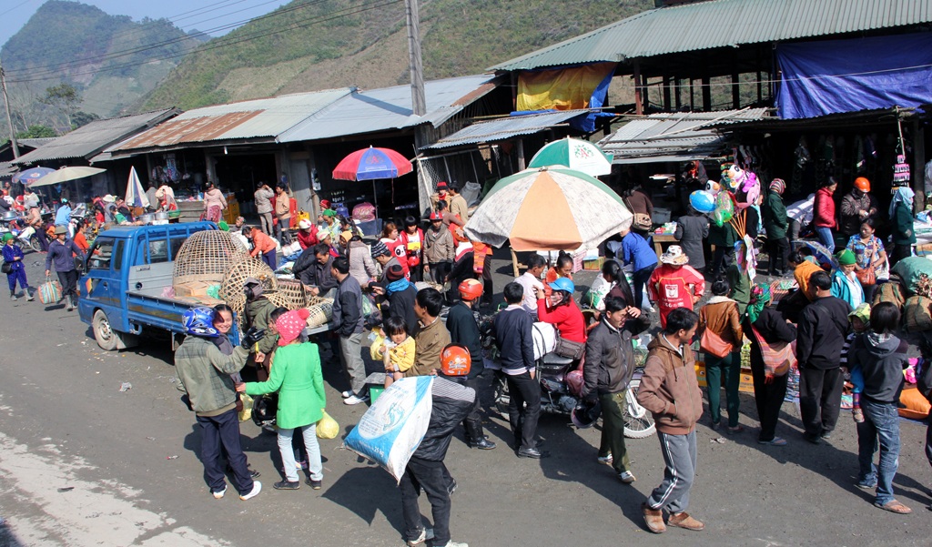 “Chen chân” ở chợ vùng biên trong kỳ nghỉ lễ - 2 “Chen chân” ở chợ vùng biên trong kỳ nghỉ lễ - 2