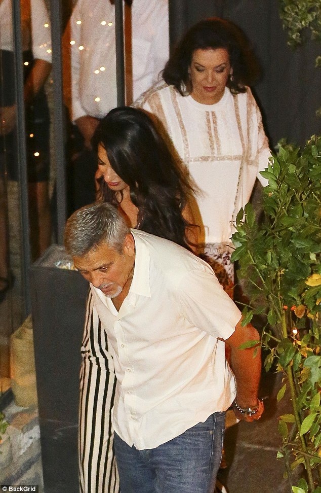 Vợ George Clooney thon thả tái xuất sau khi sinh con - 4
Đi cùng vợ chồng tài tử phim 12 tên cướp thế kỷ là mẹ của Amal