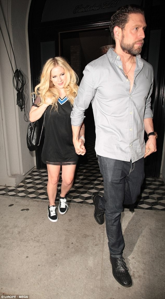 Avril Lavigne đẹp đôi bên bạn trai mới - 4
Điểm chung lớn nhất của Avril và bạn trai là đam mê âm nhạc
