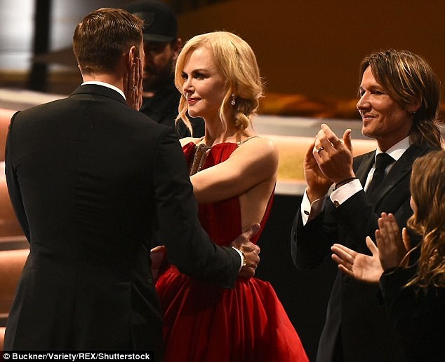 Nicole Kidman hôn bạn diễn trước mặt chồng - 4
Keith Urban cũng vỗ tay nhiệt tình chúc mừng thành công bạn diễn của vợ