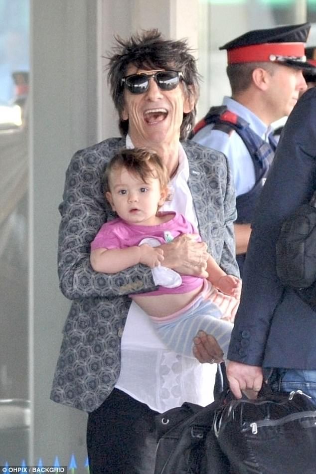 
Wood kết hôn với Sally Humphreys cách đây 5 năm. Hai con sinh đôi của họ chào đời hôm 1/6
