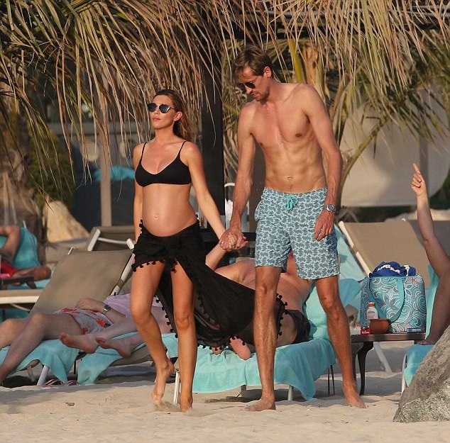 
Đôi vợchồng nổi tiếng xứ sương mù luôn khao khát có nhiều con, đó là lý do họ sinh thêm đứa con thứ 3
