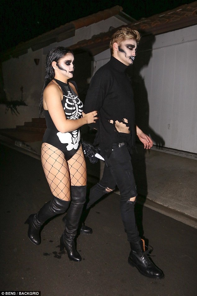 Sao tưng bừng đón lễ Halloween - 6
Cô đi đâu cũng có bạn trai Levi Meaden hộ tống