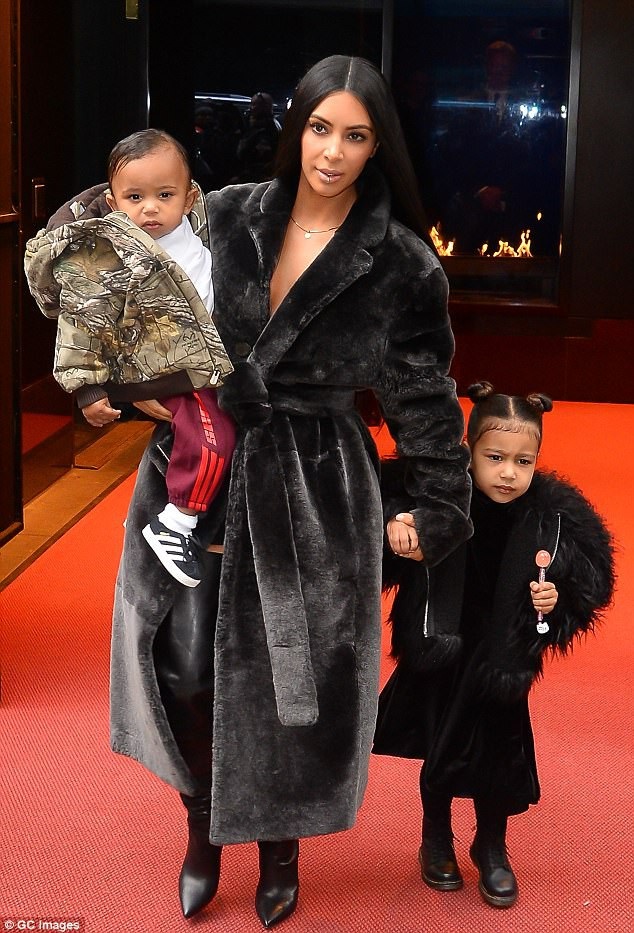 Kim Kardashian thất vọng về kế hoạch của người mang thai hộ - 4
Kim và Kanye sẽ phải tạm dừng công việc và tới San Diego trong khoảng thời gian dự sinh, một nguồn tin cho hay