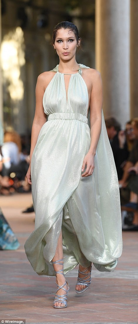 Dàn mẫu "khủng" trình diễn tại tuần lễ thời trang Milan - 5
Hai cô gái tiếp tục là vơ đét của show diễn