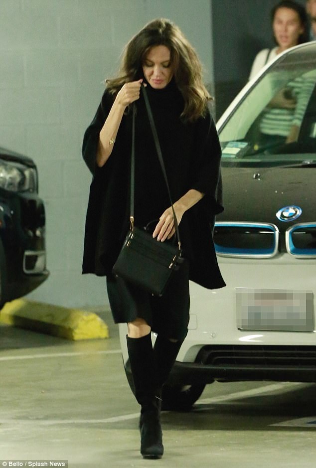 Angelina Jolie tất bật đi quảng bá phim - 5
Ngôi sao 42 tuổi chia sẻ, cô đưa cả 2 con Maddox và Pax tới trường quay làm việc cùng và cô rất tự hào vì 2 con càng lớn càng giỏi giang