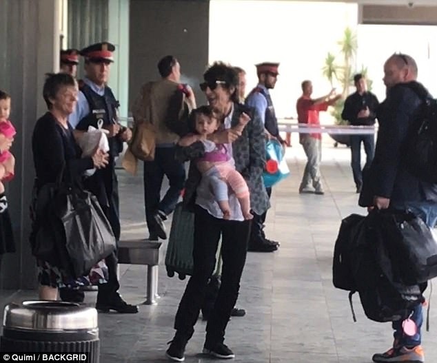 
Tay Guitar đình đám vừa tiết lộ ông bị ung thư phổi, may mắn là chưa di căn và đang điều trị tích cực
