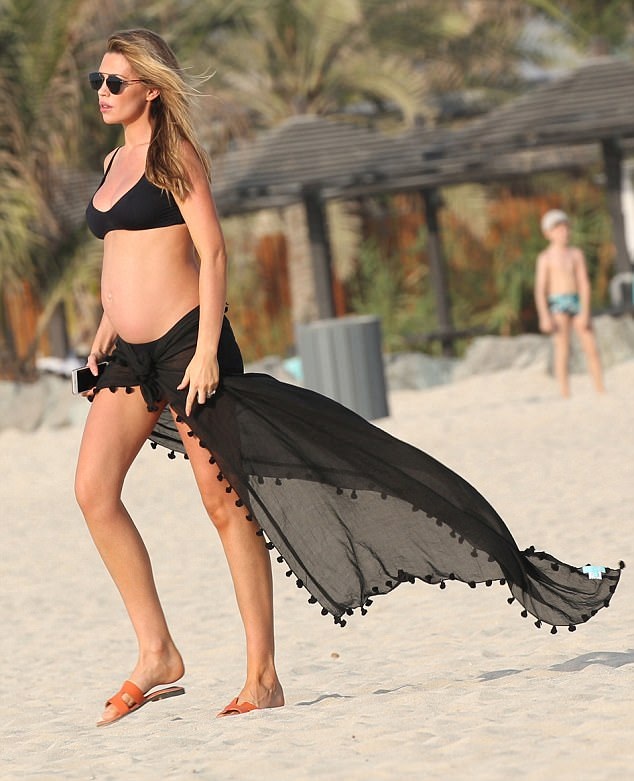 
Abbey Clancy tiết lộ chồng cô cưng chiều 2 con gái hết mực và giúp cô rất nhiều việc nhà
