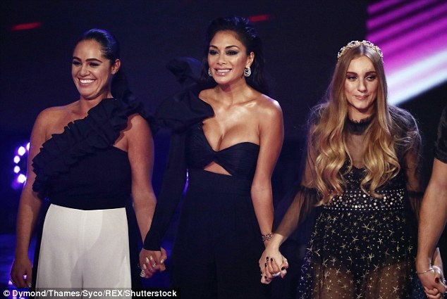 Nicole Scherzinger mặc hở bạo trên truyền hình - 5
Nicole Scherzinger đẹp lấn án các giám khảo và thí sinh trong đêm thi