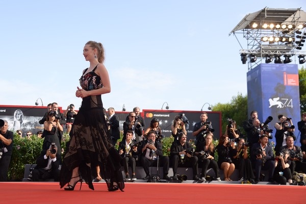 Amanda Seyfried gây kinh ngạc với dáng thon sau 5 tháng sinh nở - 6
Amanda Seyfried dành nhiều thời gian cho gia đình từ sau khi sinh con