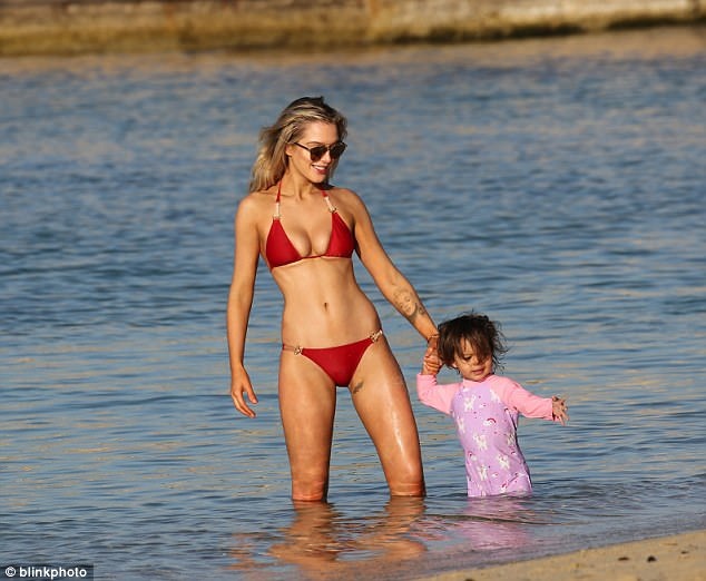 
Helen Flanagan nói, khi xa con gái nhỏ để quay lại trường quay phim Coronation Street, cô cảm thấy lo lắng và có lỗi với con
