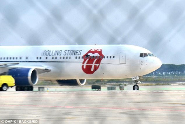 
Nhóm The Rolling Stones đi diễn trở lại sau khi Ronnie Wood cảm thấy khỏe hơn. Họ di chuyển bằng máy bay riêng
