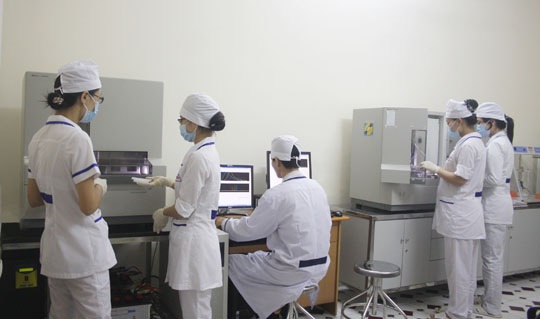 Phía sau mỗi tờ kết quả xét nghiệm ADN đều là một câu chuyện, hoàn cảnh éo le riêng. Ảnh: N.T.N