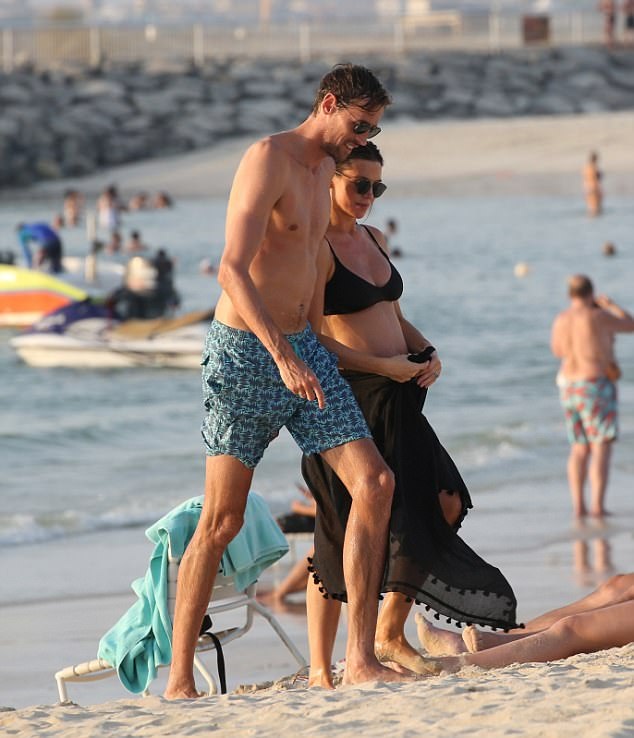 
Siêu mẫu xinh đẹp thừa nhận có 3 con sẽ rất vất vả và cô và chồng có thể sẽ không ra khỏi nhà đi chơi được nhiều nữa
