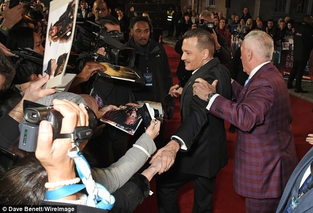 Fans nghi ngờ Johnny Depp say xỉn trên thảm đỏ - 4
Johnny Depp hành xử rất kỳ lạ trên thảm đỏ, nhiều người nghĩ rằng anh ấy đã say xỉn từ trước đó, một nguồn tin cho hay